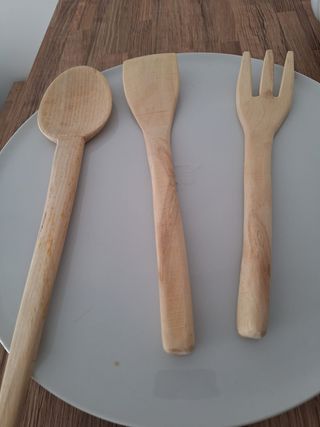 Set di tre posate artigianali in legno. Nuovo