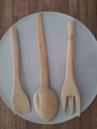 Set di tre posate artigianali in legno. Nuovo