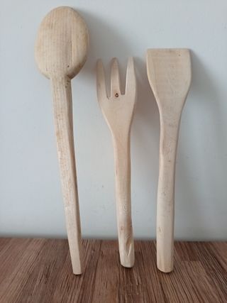 Set di tre posate artigianali in legno. Nuovo