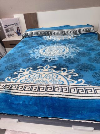 Manta azul y blanca de forro polar