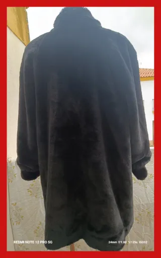 Abrigo piel sintética negro Talla 46( da como 50)