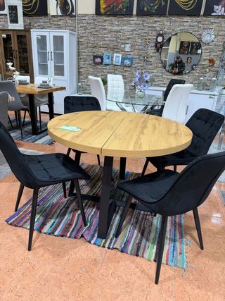 Mesa extensible madera con 4 sillas terciopelo