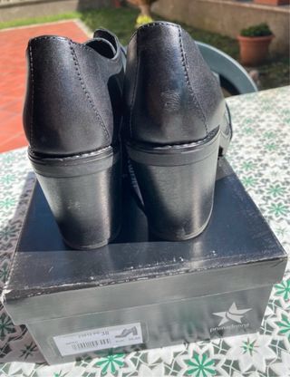 Stivaletti neri con tacco