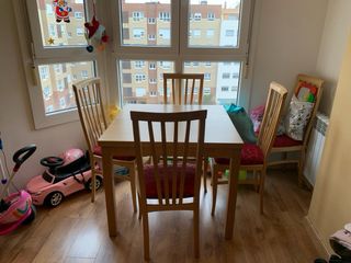 Mesa de madera con 5 sillas en buen estado .