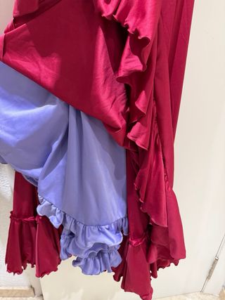 Traje de flamenca frambuesa con volantes y mantón