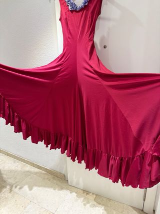 Traje de flamenca frambuesa con volantes y mantón