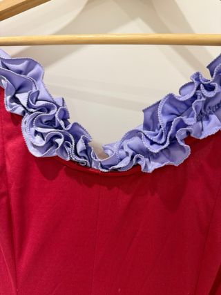 Traje de flamenca frambuesa con volantes y mantón