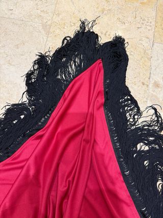 Traje de flamenca frambuesa con volantes y mantón