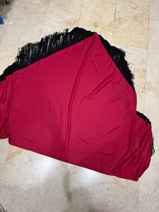 Traje de flamenca frambuesa con volantes y mantón