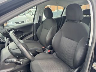 Peugeot 208 Signature