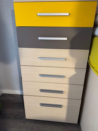 Habitación juvenil: Cama nido, sinfonier, mesa