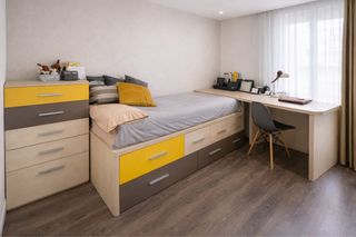 Habitación juvenil: Cama nido, sinfonier, mesa
