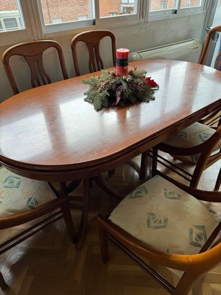Mesa de madera con 6 sillas