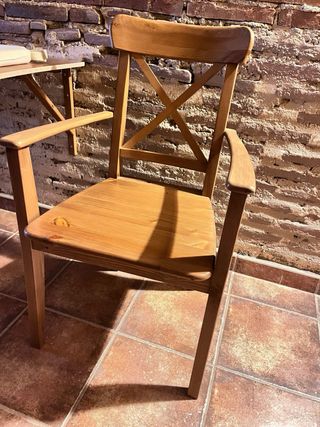 Escritorio y 2 sillas madera, todo nuevo