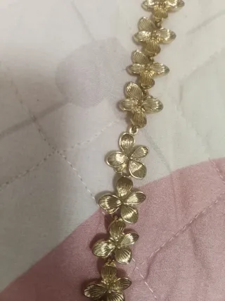 Choker con fiori dorati