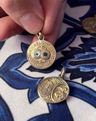 Medalla con reliquias