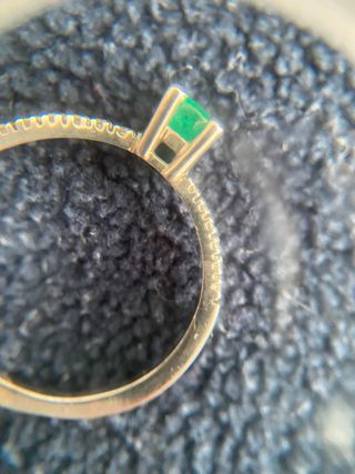 Anillo oro blanco esmeralda y brillantes.