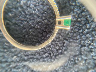 Anillo oro blanco esmeralda y brillantes.