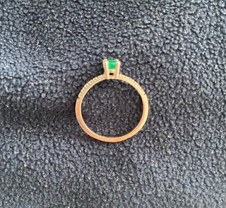 Anillo oro blanco esmeralda y brillantes.