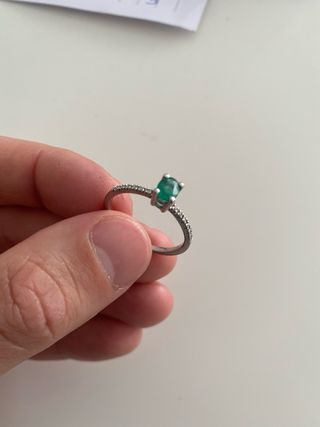 Anillo oro blanco esmeralda y brillantes.