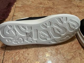 Zapatillas negras con suela blanca