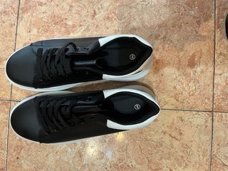 Zapatillas negras con suela blanca