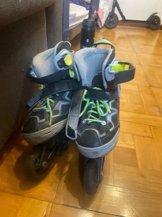 Patines en línea negros y grises