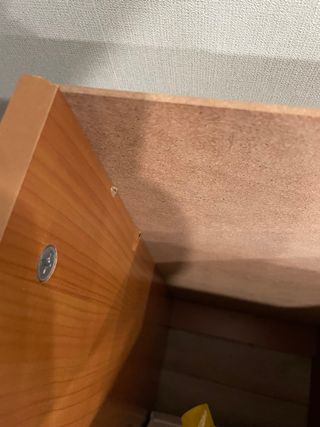 Escritorio de madera marrón