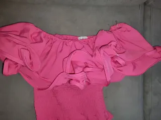 Jersey rojo brillante y Top rosa.