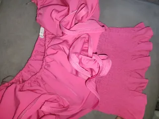 Jersey rojo brillante y Top rosa.