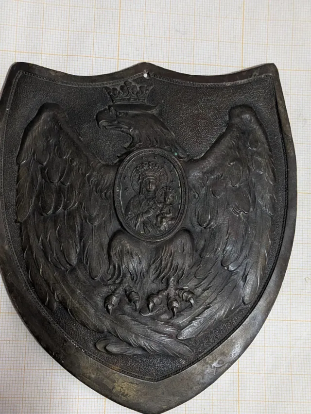 Gorjal latón Virgen María águila corona