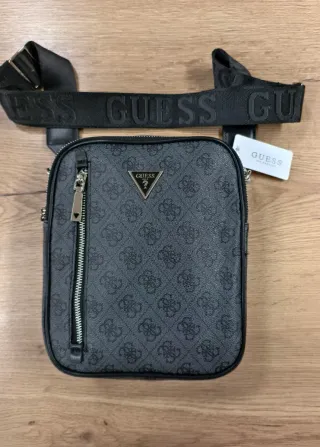 Bandolera Guess gris monograma.
