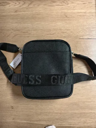 Bandolera Guess gris monograma.