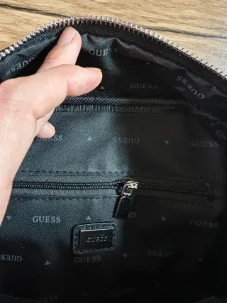 Bandolera Guess gris monograma.