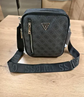 Bandolera Guess gris monograma.