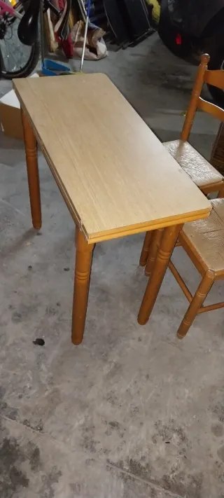 Mesa extensible y 2 sillas de madera