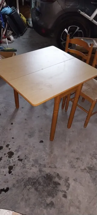 Mesa extensible y 2 sillas de madera