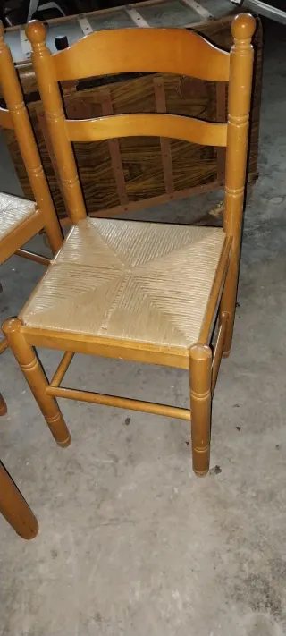 Mesa extensible y 2 sillas de madera