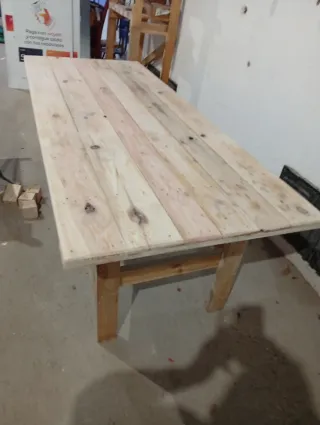 Mesa de madera rústica hecha a mano
