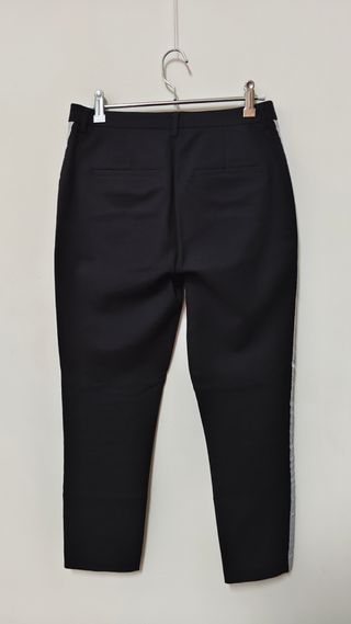 Pantalón pitillo negro con raya lateral