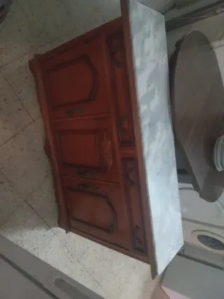 Mesa de madera y mármol