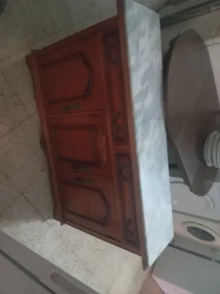 Mesa de madera y mármol