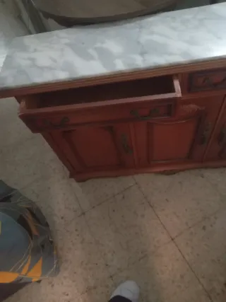 Mesa de madera y mármol