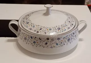 HERMOSA SOPERA DE PORCELANA FINA,MARCA RC, ROYAL C