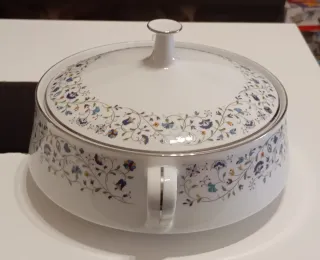 HERMOSA SOPERA DE PORCELANA FINA,MARCA RC, ROYAL C