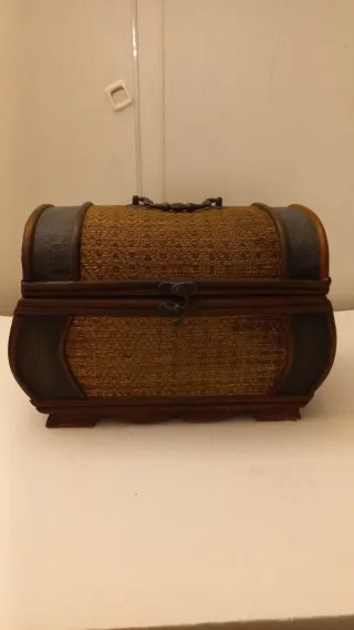 Bauletto in legno e paglia intrecciata