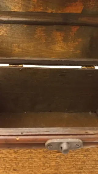 Bauletto in legno e paglia intrecciata