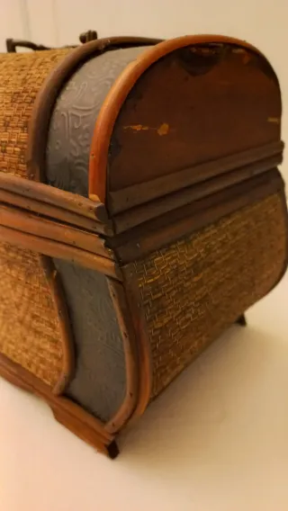 Bauletto in legno e paglia intrecciata