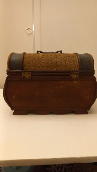 Bauletto in legno e paglia intrecciata