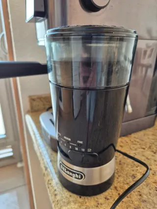 Cafetera Cecotec + Molinillo DeLonghi + cajas